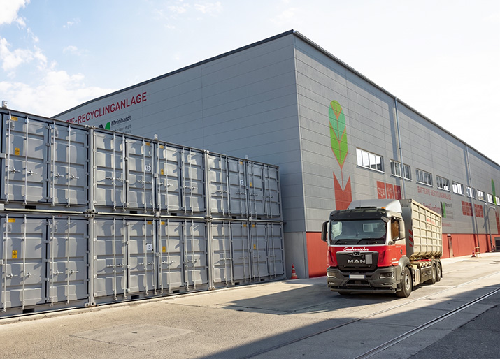 Lkw vor der Batterierecycling-Anlage in Ginsheim-Gustavsburg bei der Anlieferung von Altbatterien für das Batterierecycling. © 2026, Saubermacher, Andre Dallavalle